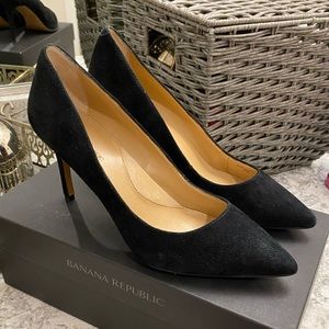 Banana Republic Madison black pumps round